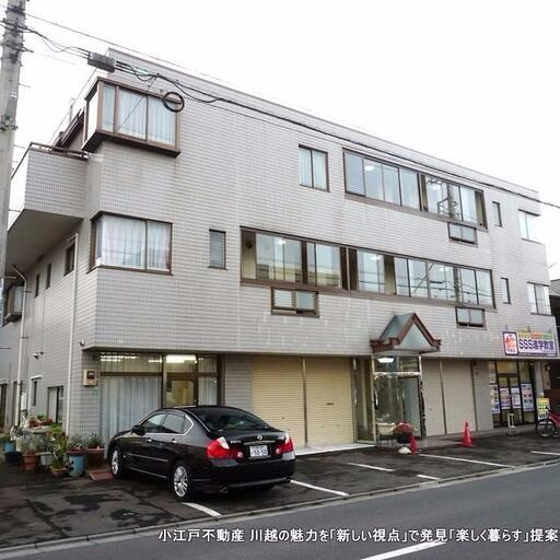 全面にゆとりの駐車スペース 廊下部分位には雨風をしのぐためにサッシが設置されてます。